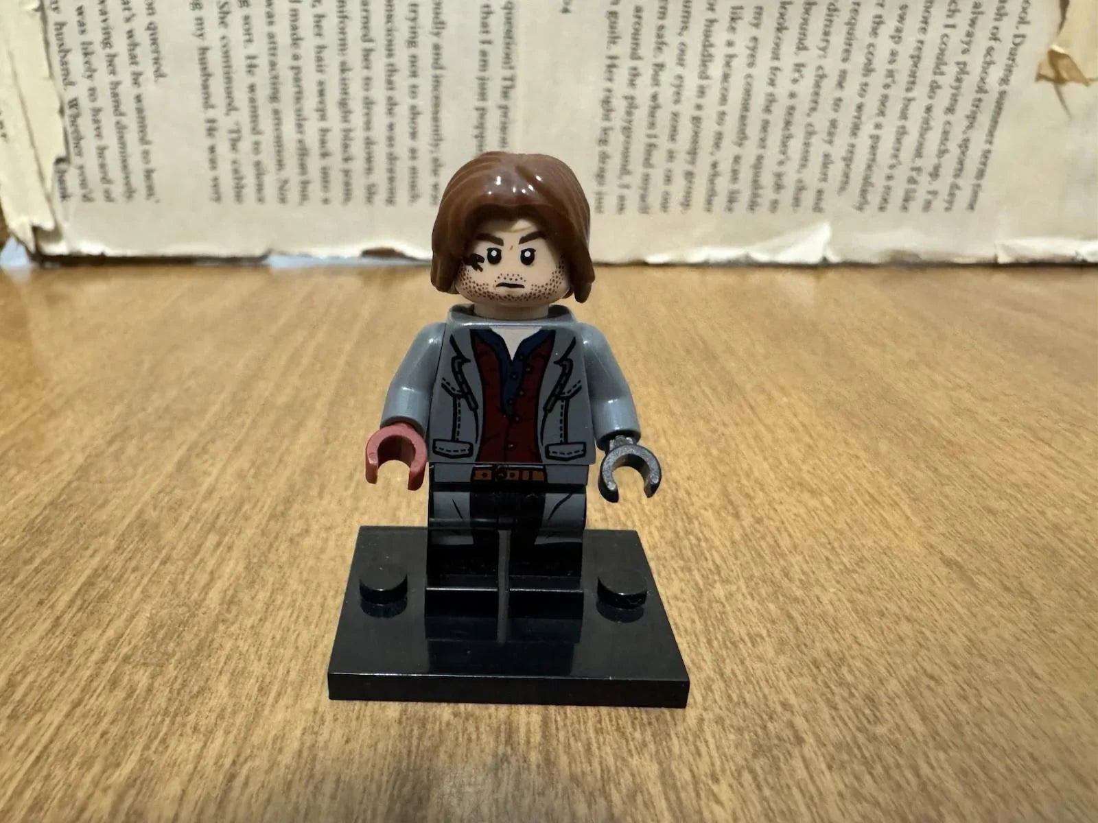 LEGO JURASSIC PARK / WORLD RAINN DELACOURT MINIFIGURE jw077 76945 w/DART GUN