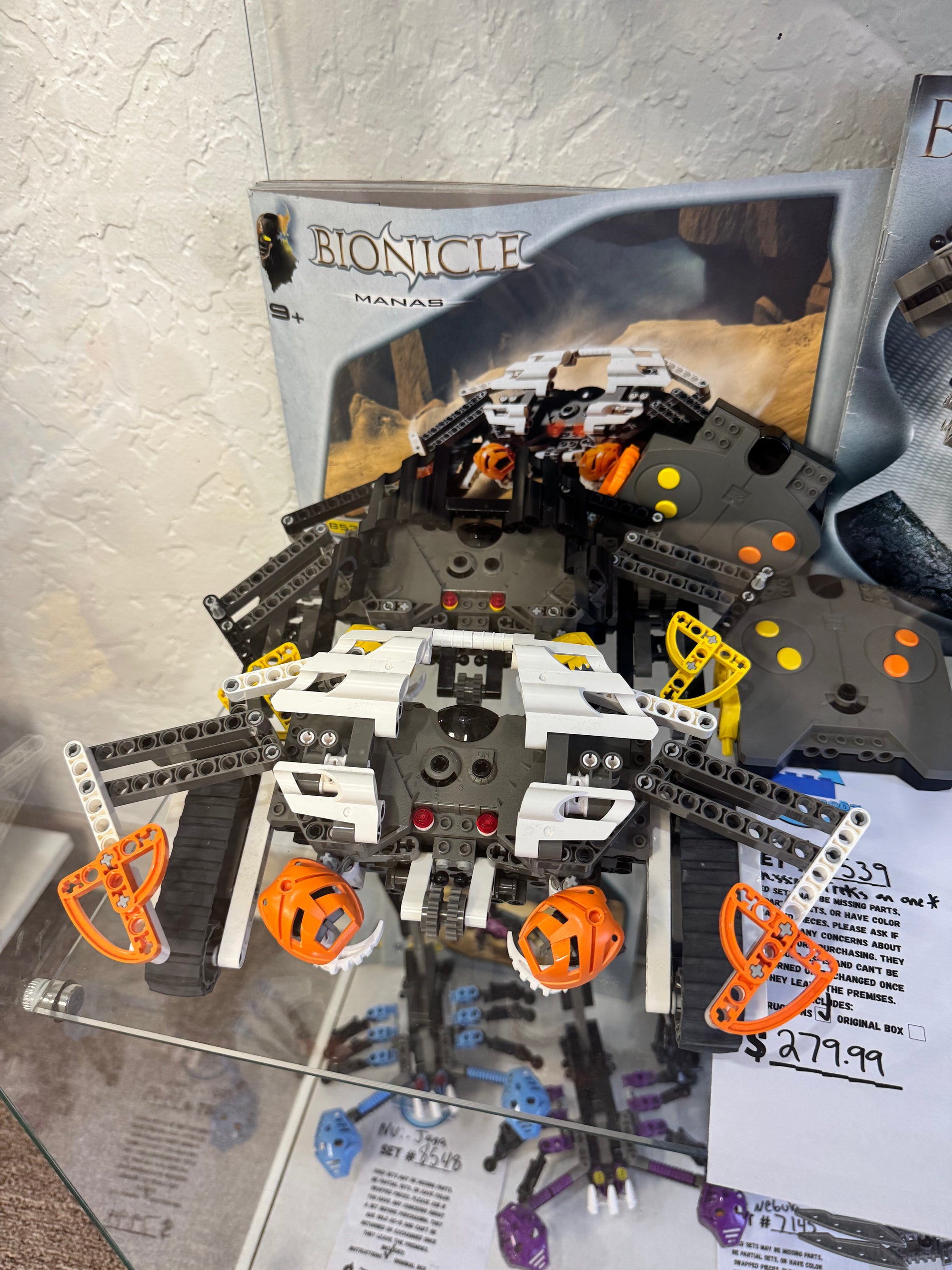 8539 Bionicle Manas (Missing Treads on one)