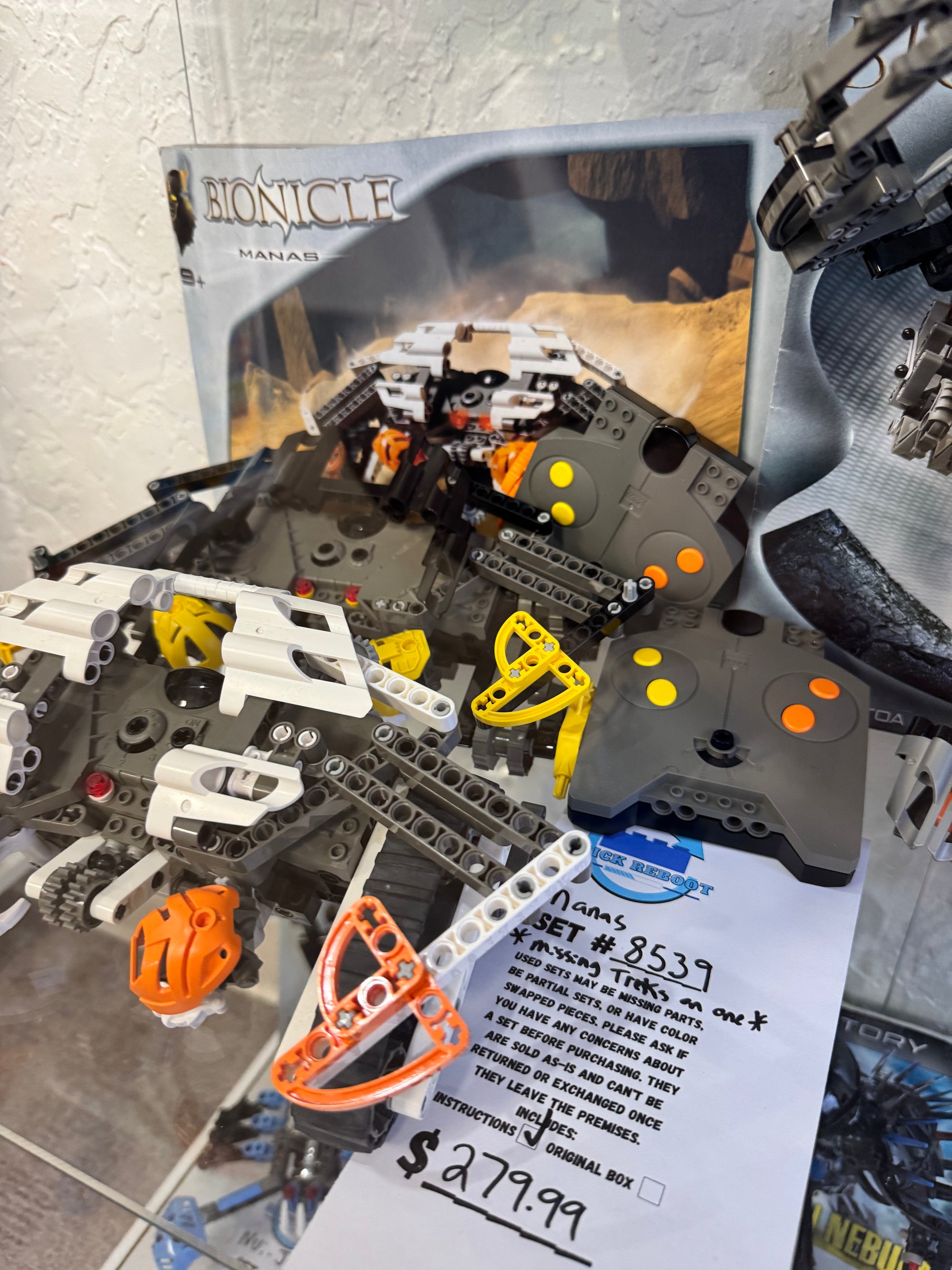 8539 Bionicle Manas (Missing Treads on one)