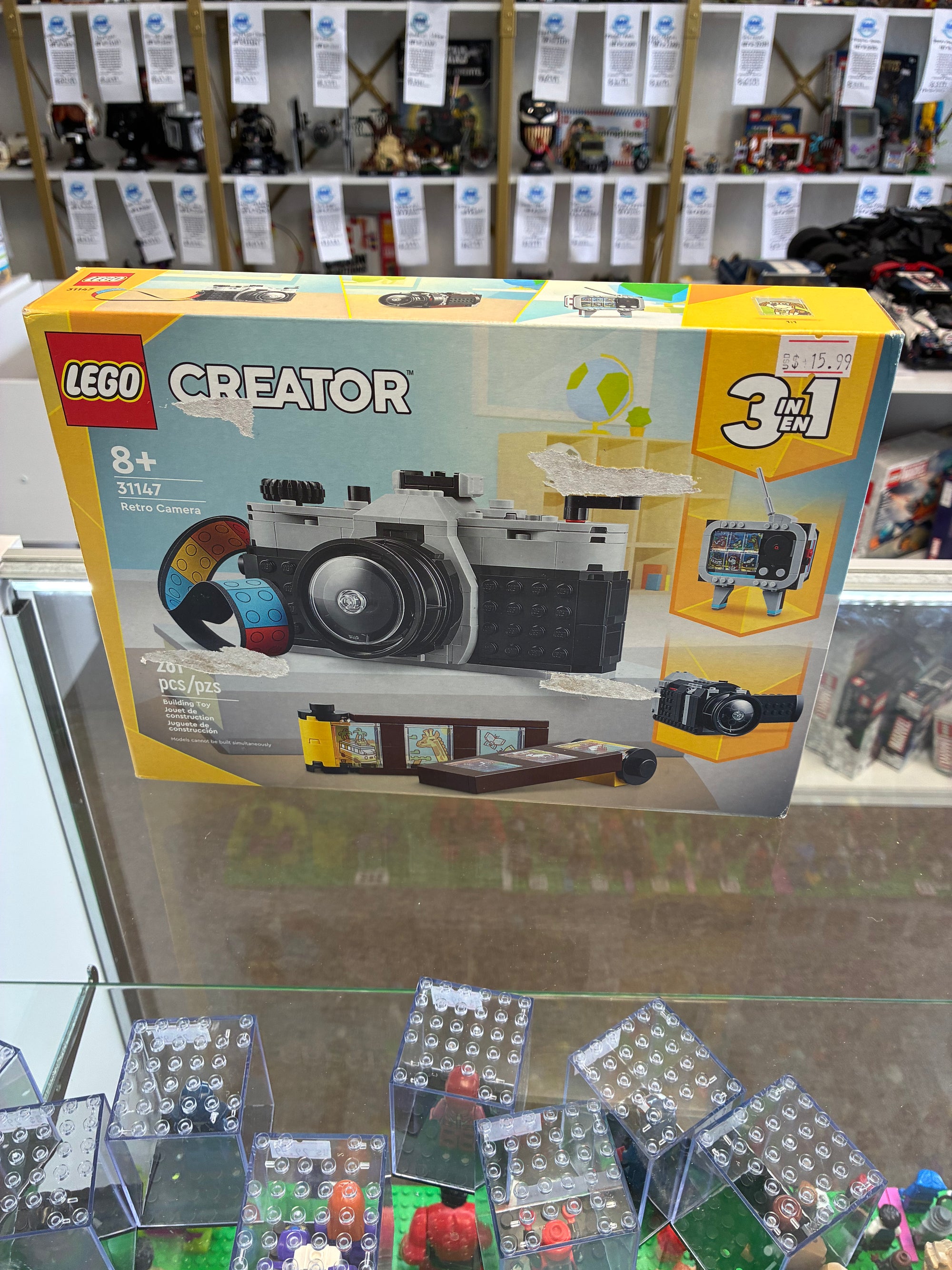 31147 Retro Camera *DAMAGED BOX* - Sealed