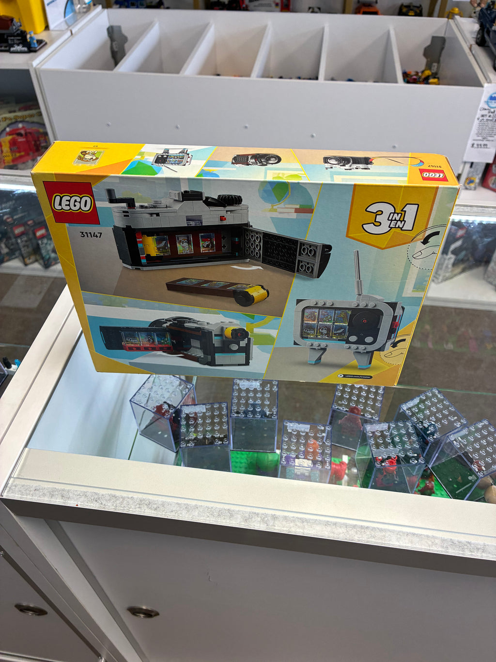 31147 Retro Camera *DAMAGED BOX* - Sealed