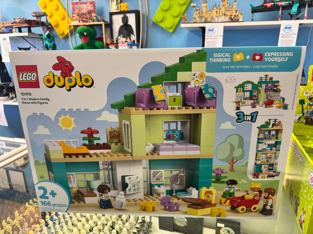 10470 3 in 1 Modern Family House with Figures - Sealed