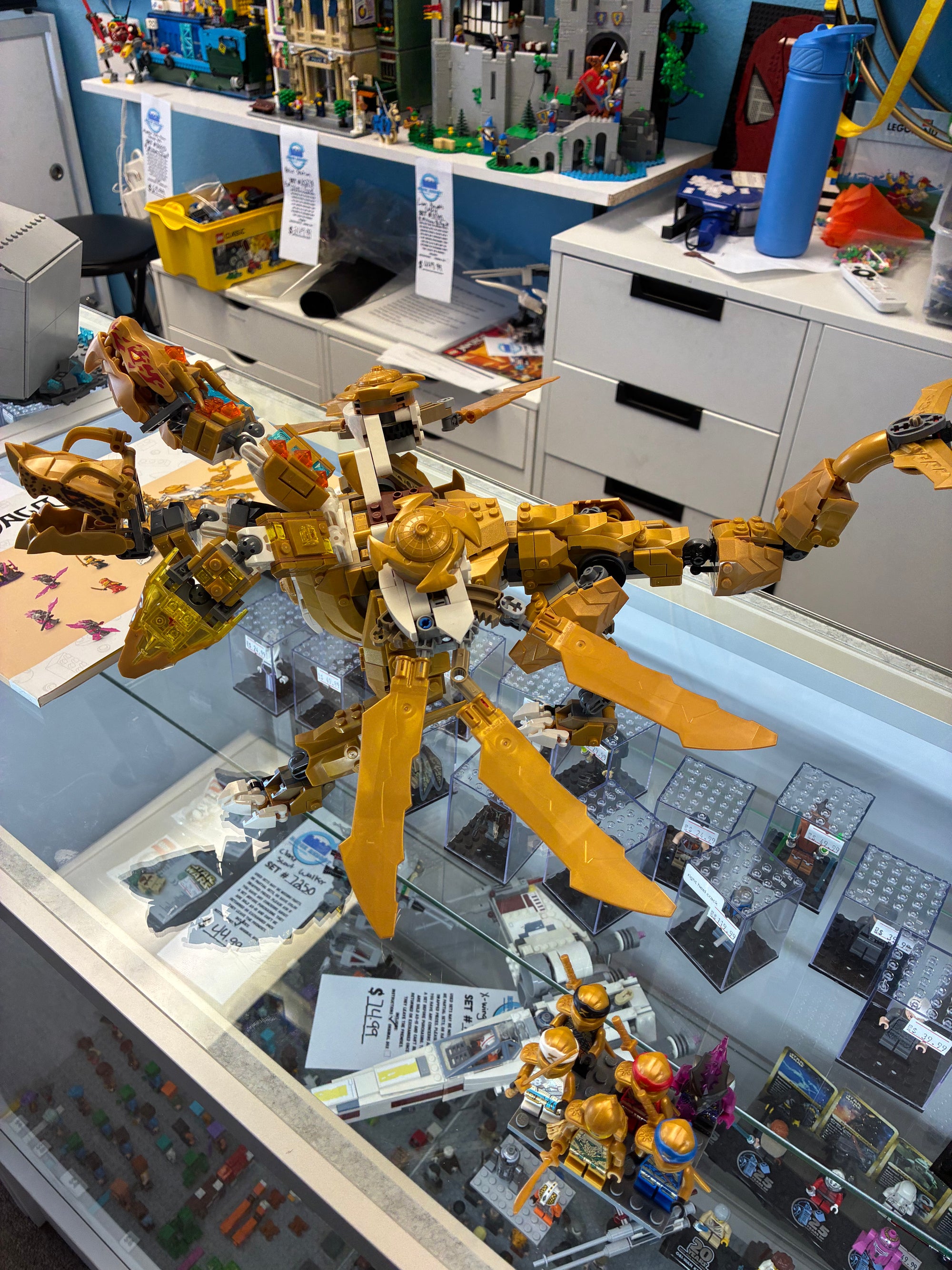 717174 Lloyd’s Golden Ultra Dragon *MISSING 3 FIGS & HELMET JAW PIECE* - Used