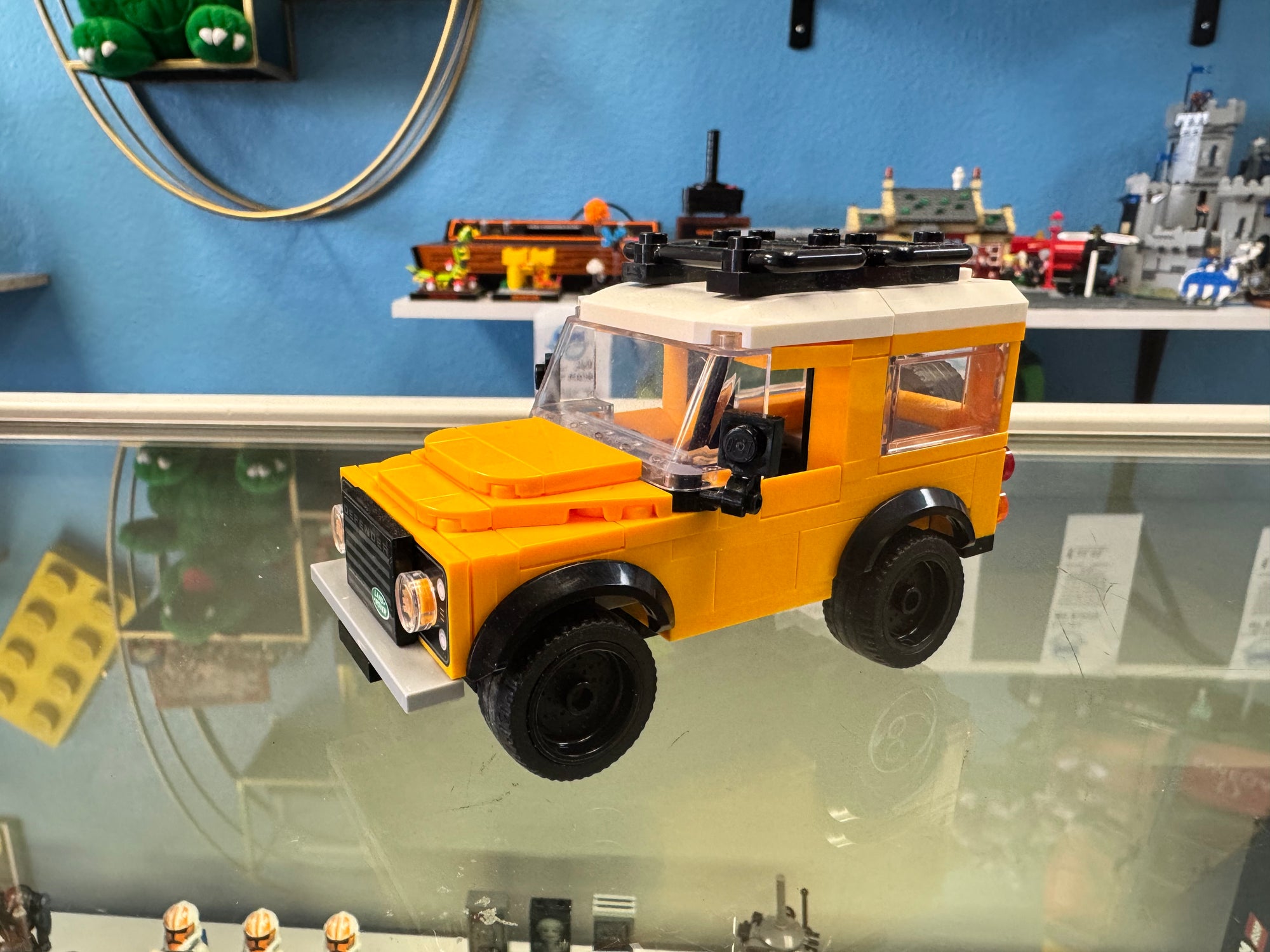 40650 Land Rover Defender *No Figs* - Used