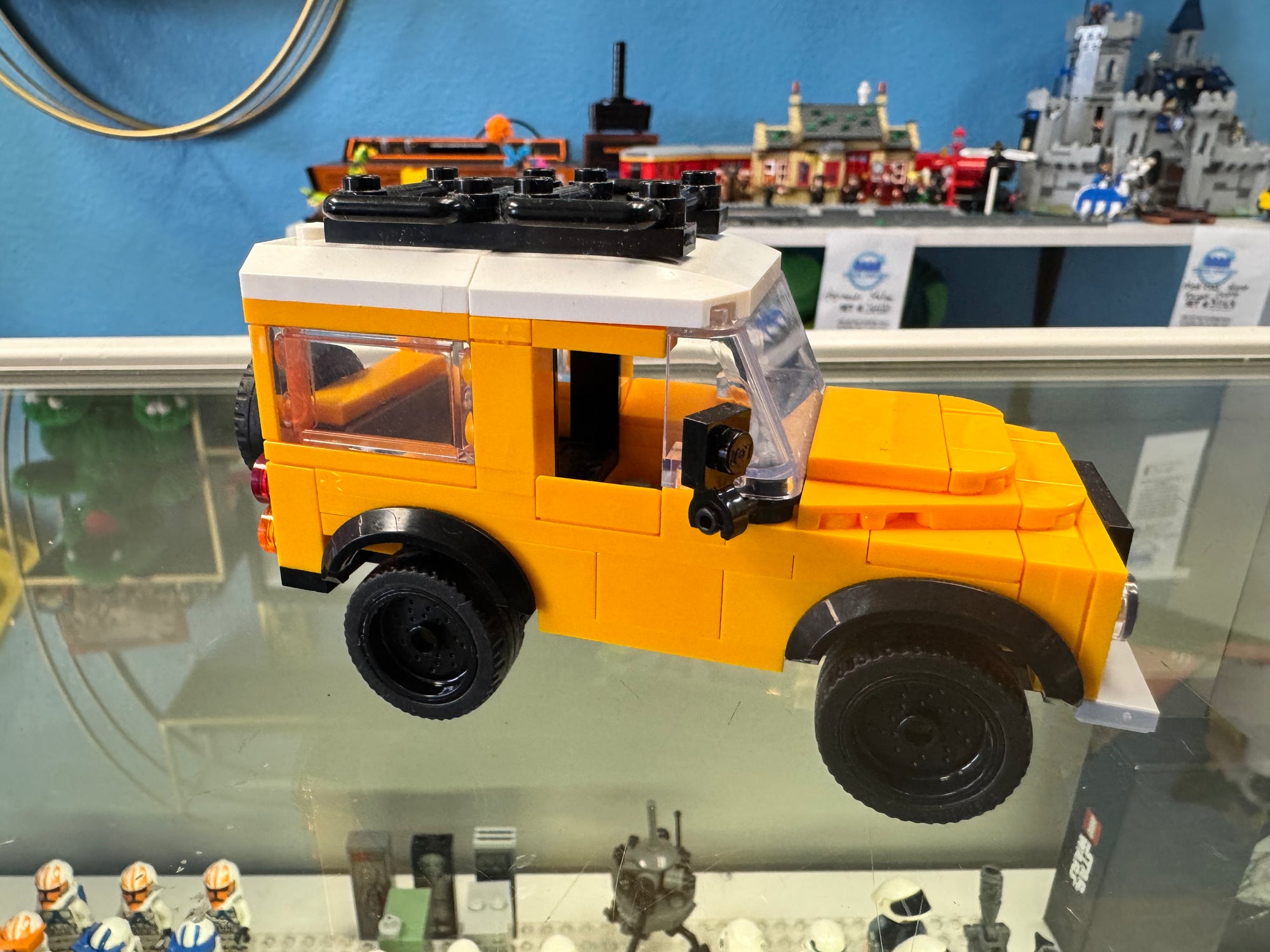 40650 Land Rover Defender *No Figs* - Used