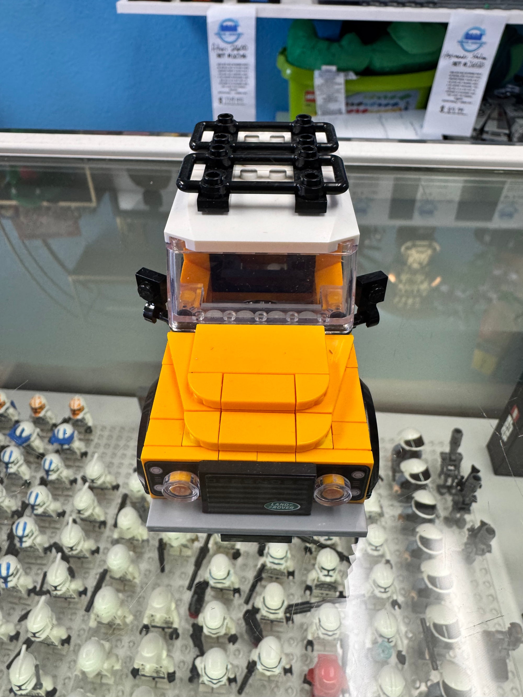 40650 Land Rover Defender *No Figs* - Used