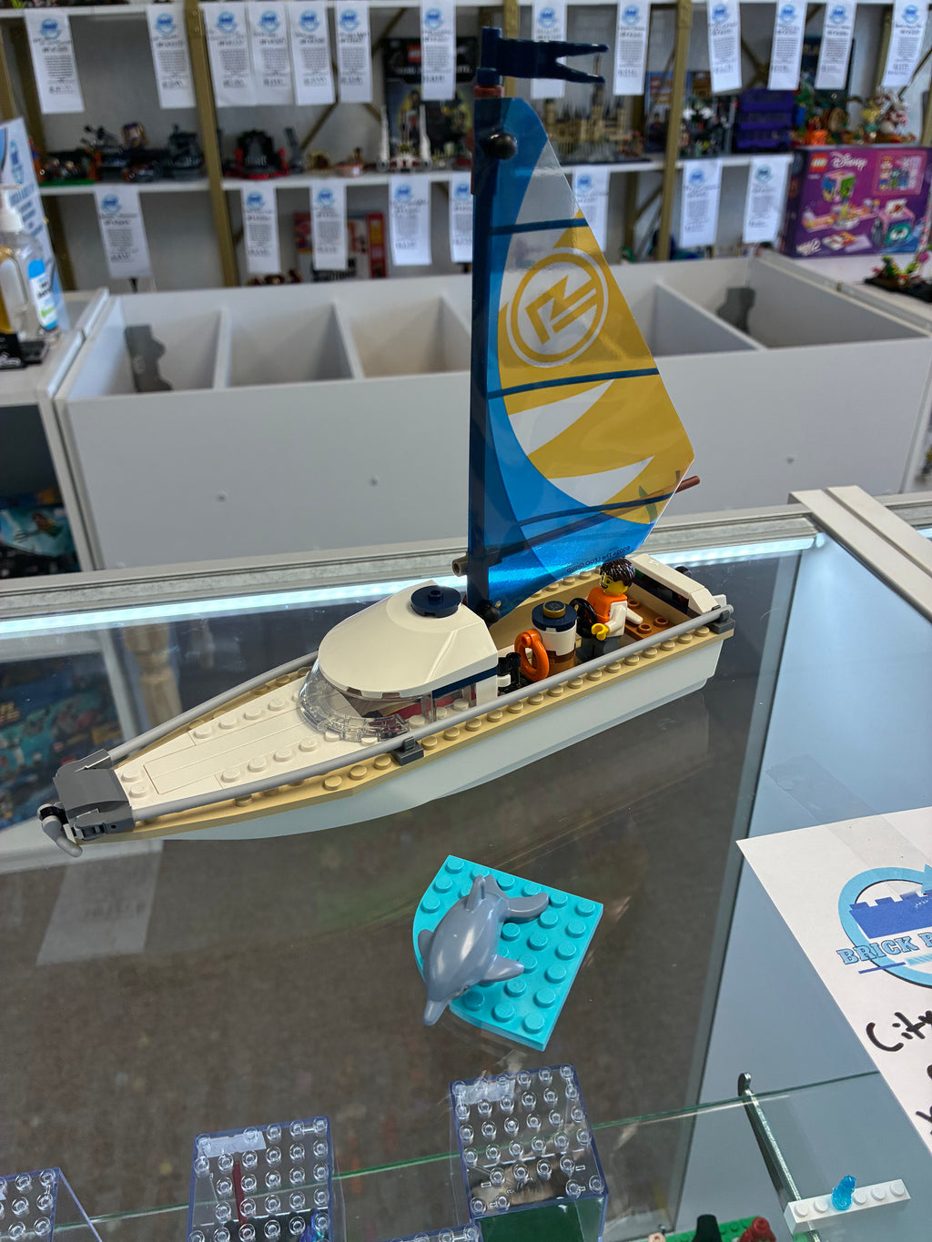 60438 City Sailboat *MISSING 1 FIG* - Used