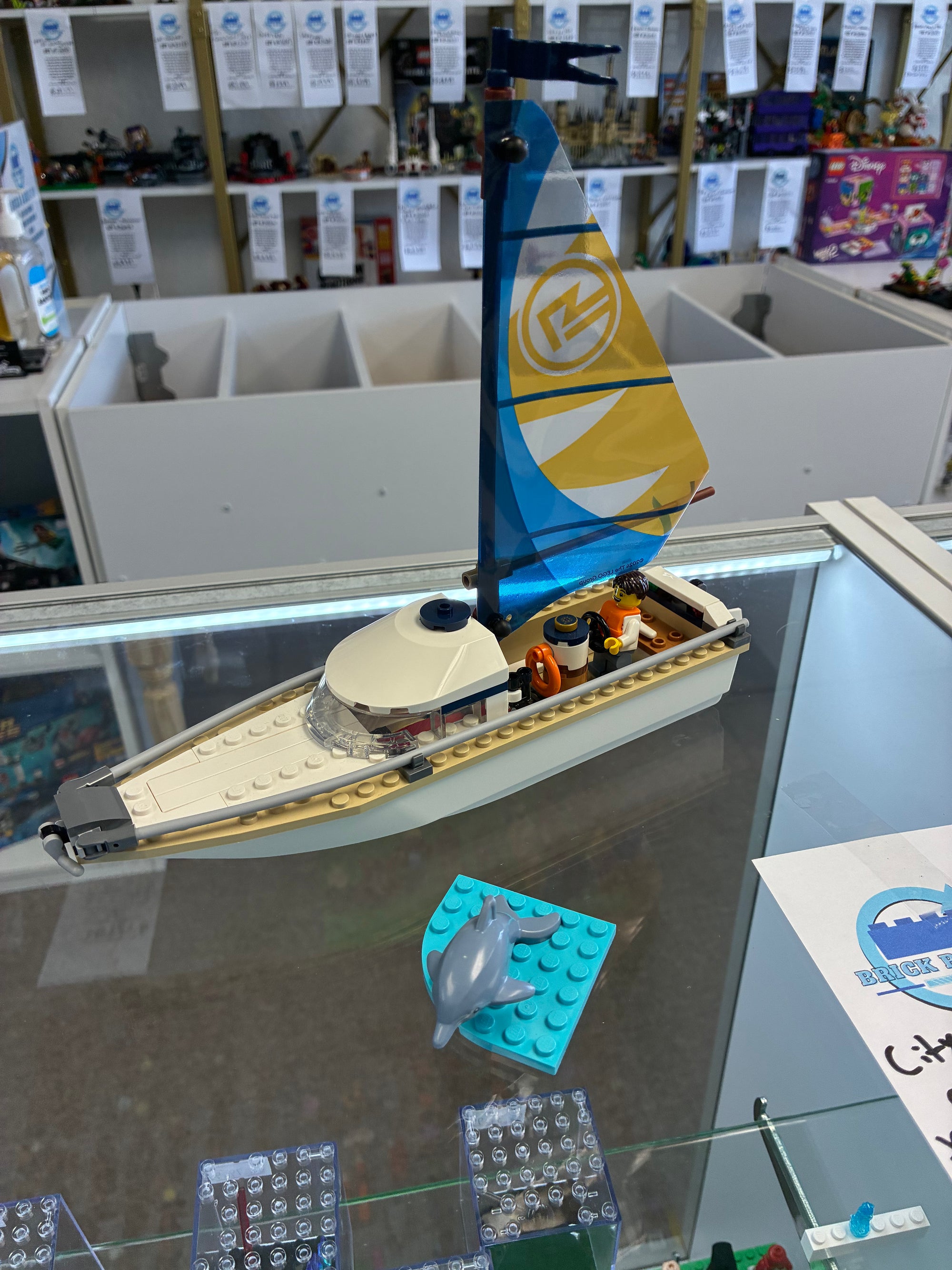 60438 City Sailboat *MISSING 1 FIG* - Used