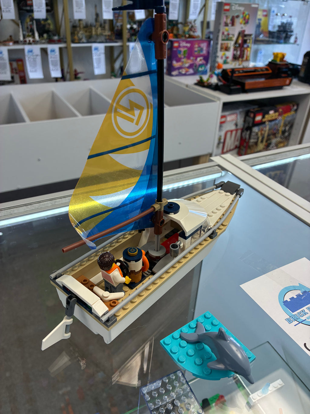 60438 City Sailboat *MISSING 1 FIG* - Used