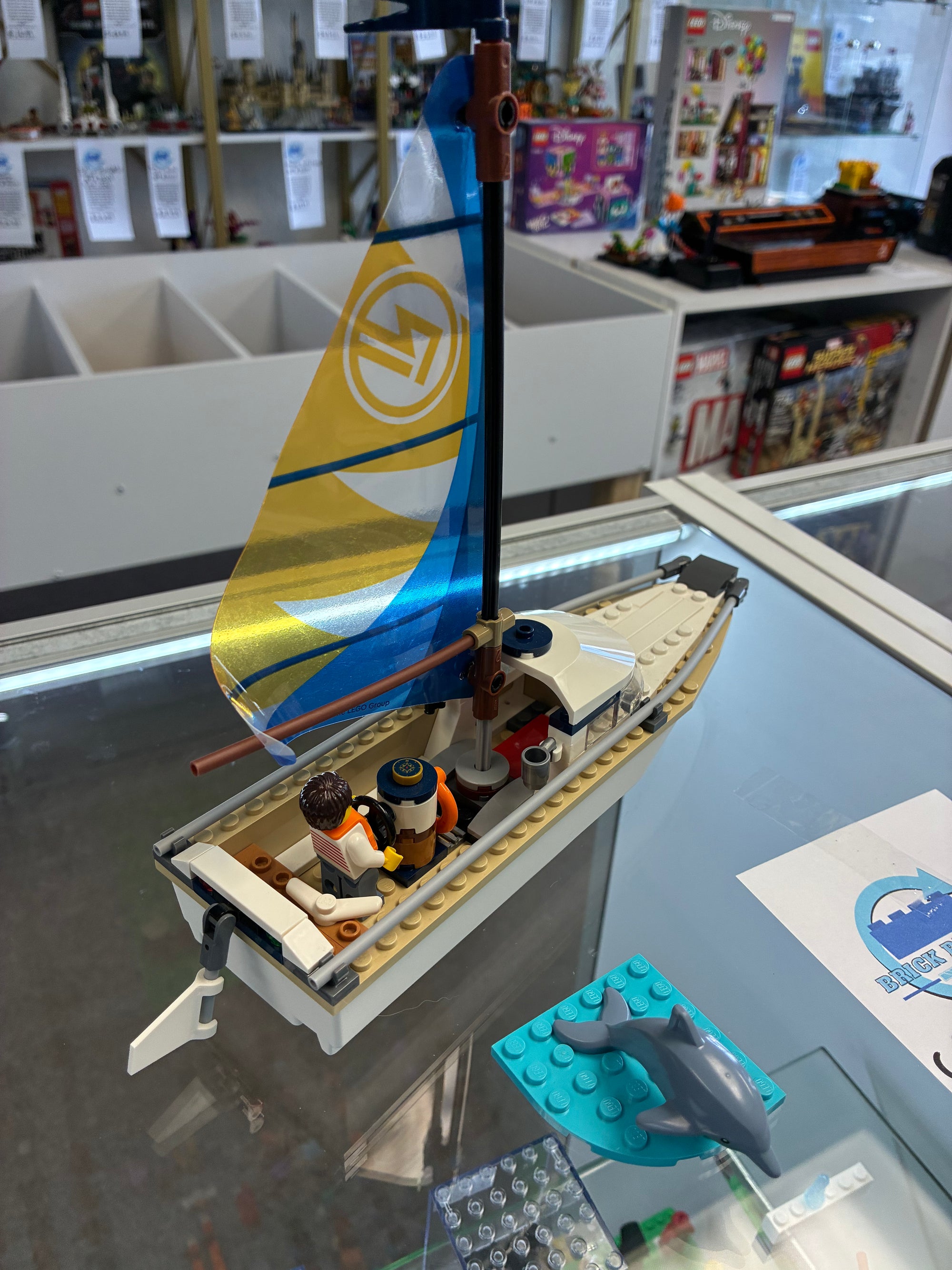 60438 City Sailboat *MISSING 1 FIG* - Used