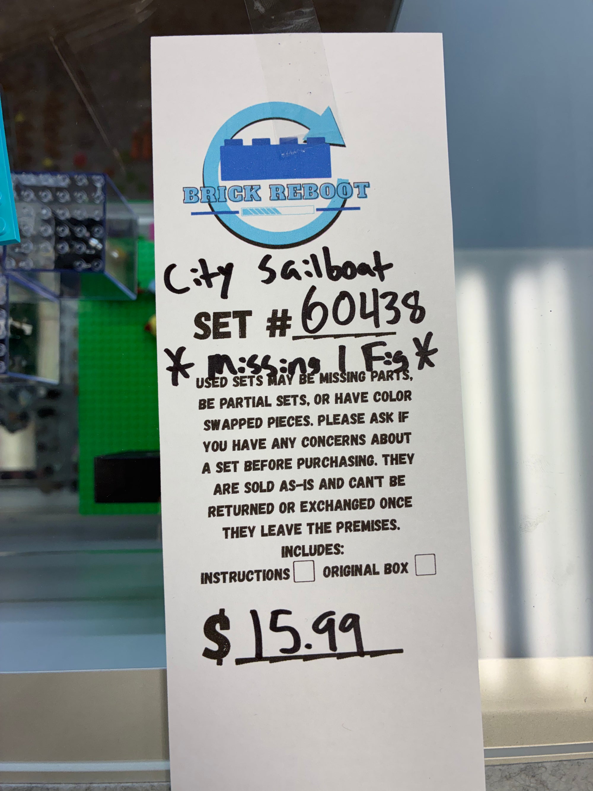 60438 City Sailboat *MISSING 1 FIG* - Used