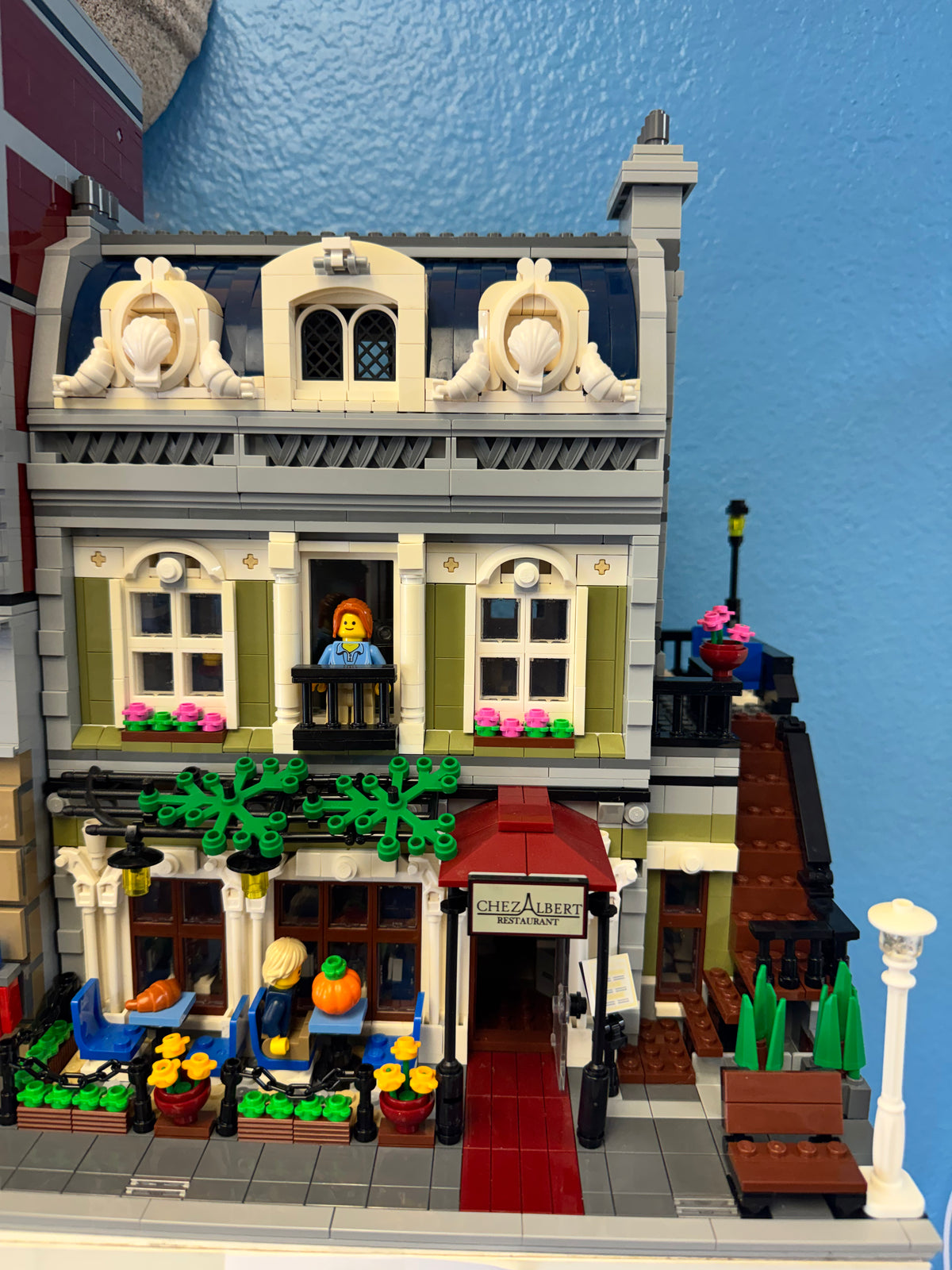 10243 Creator Parisian Restaurant Modular *Some Yellowing* - Used