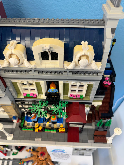 10243 Creator Parisian Restaurant Modular *Some Yellowing* - Used