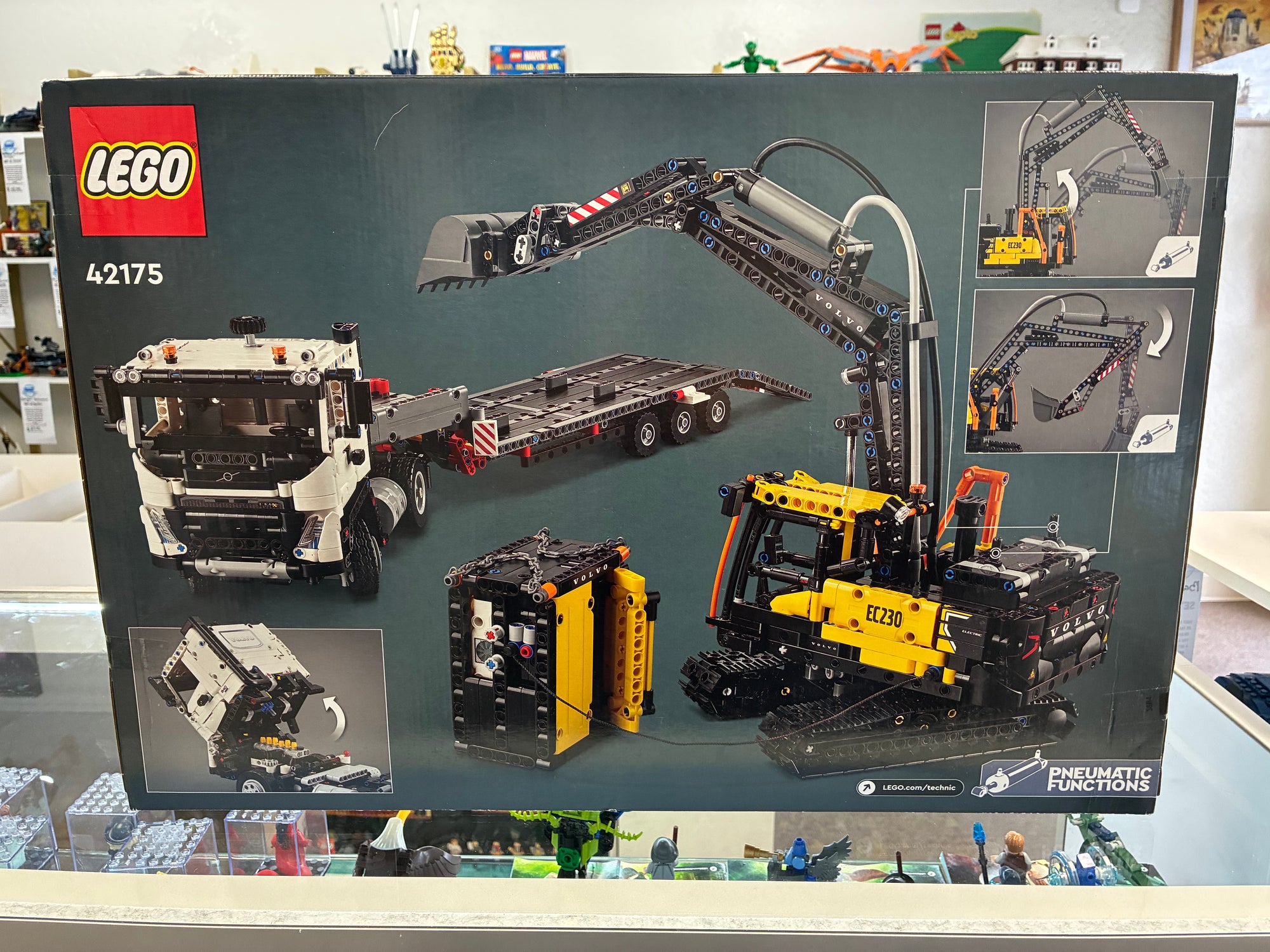 42175 Volvo FMX Truck & EC230 Electric Excavator - Sealed