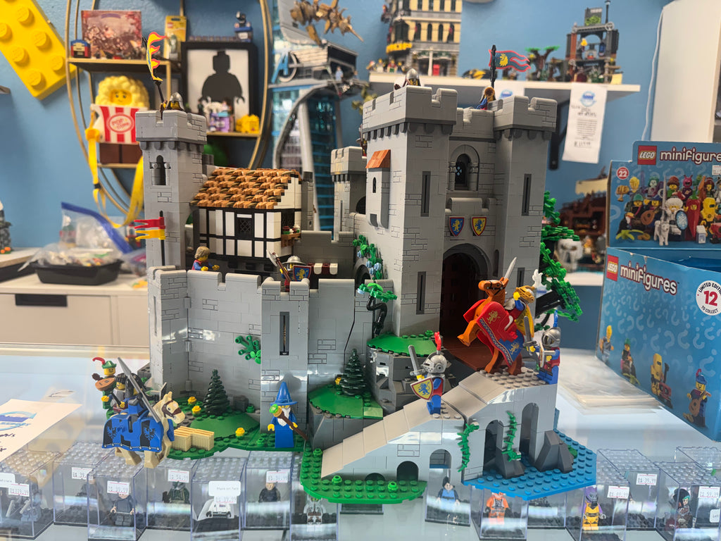 10305 The Lion Knights Castle *MISSING 2 FIGS* - Used