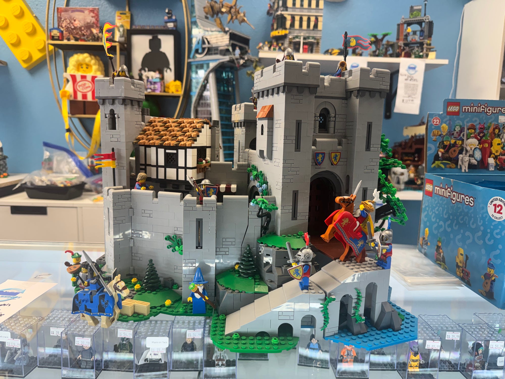 10305 The Lion Knights Castle *MISSING 2 FIGS* - Used