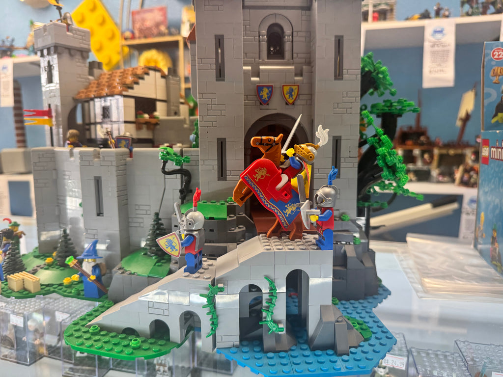 10305 The Lion Knights Castle *MISSING 2 FIGS* - Used