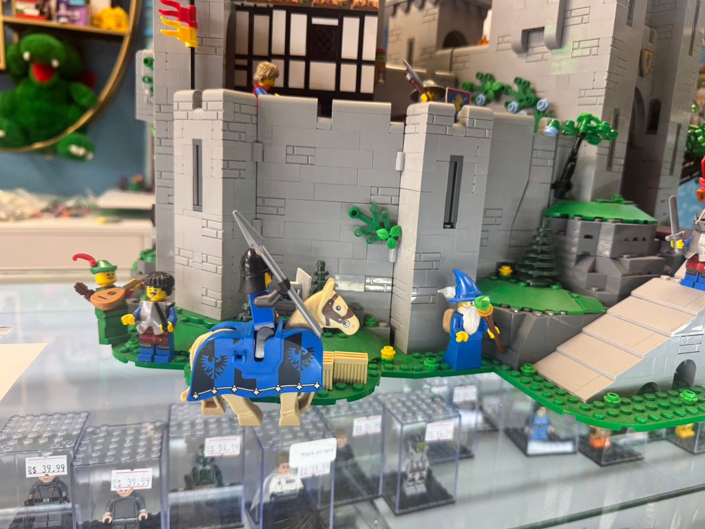10305 The Lion Knights Castle *MISSING 2 FIGS* - Used