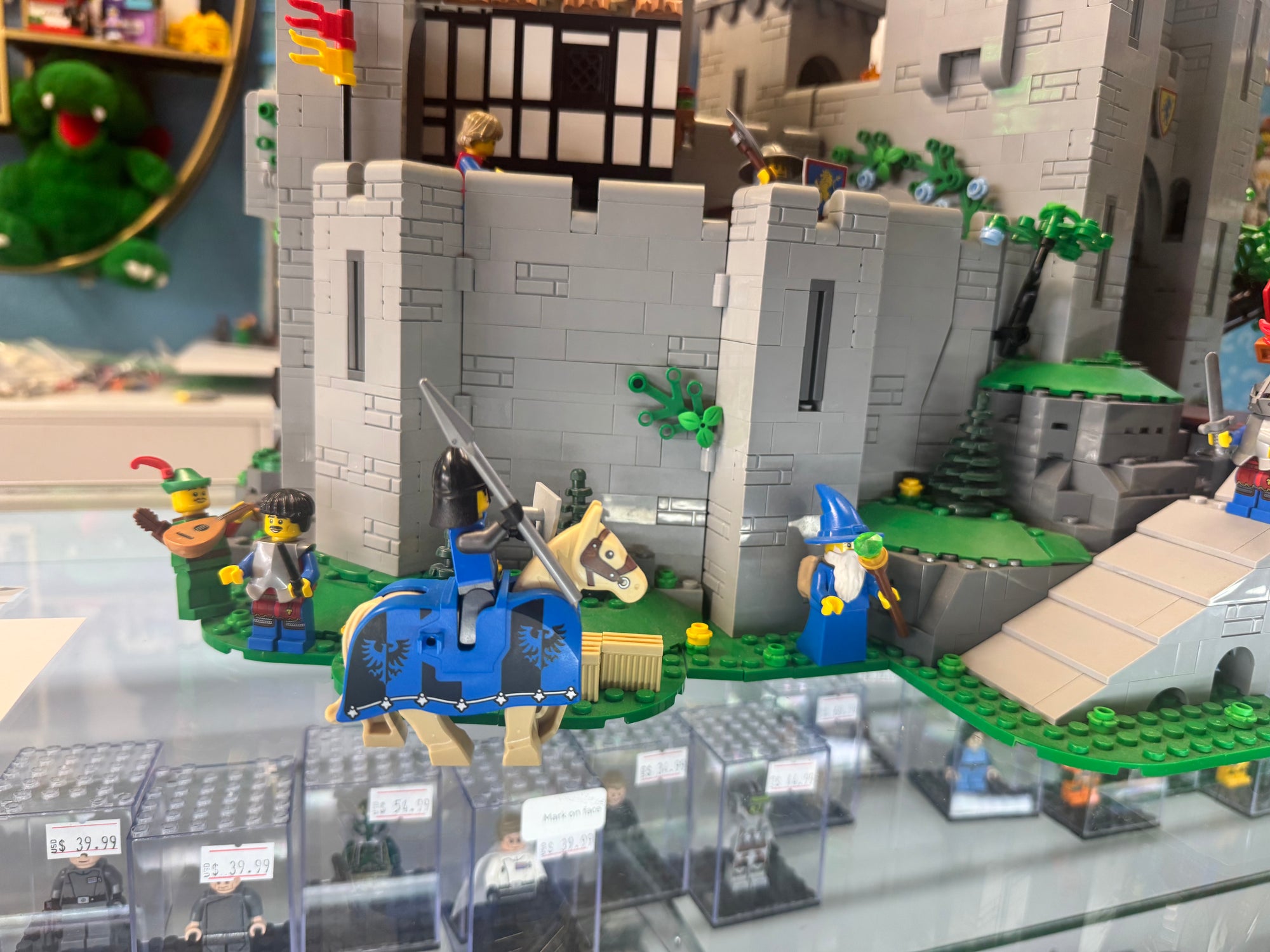 10305 The Lion Knights Castle *MISSING 2 FIGS* - Used