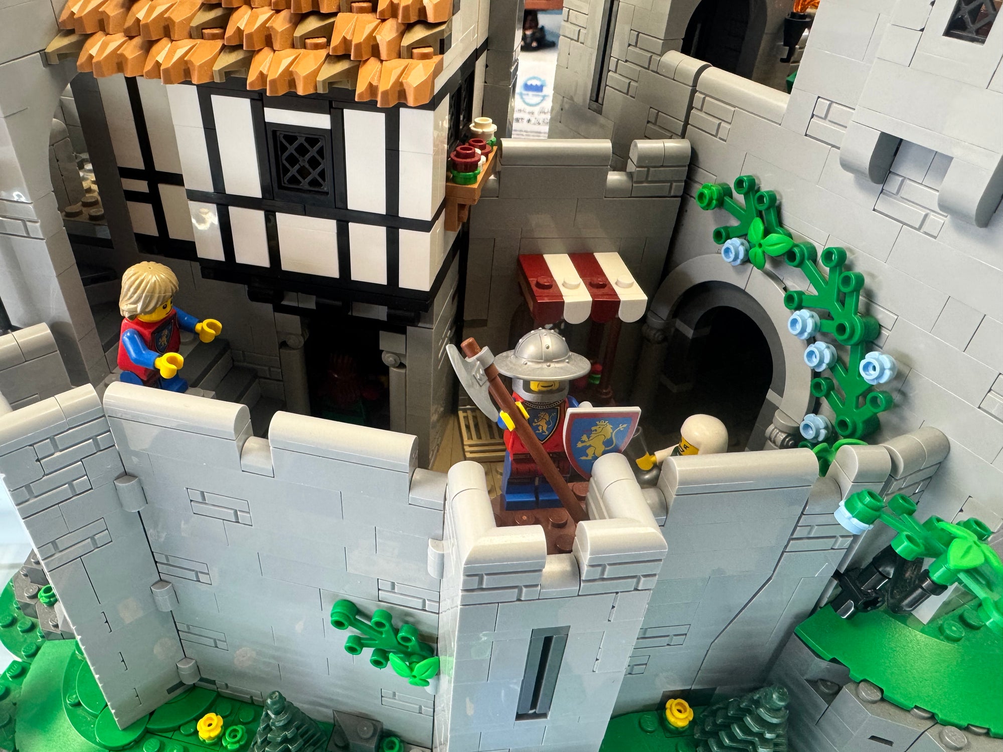 10305 The Lion Knights Castle *MISSING 2 FIGS* - Used