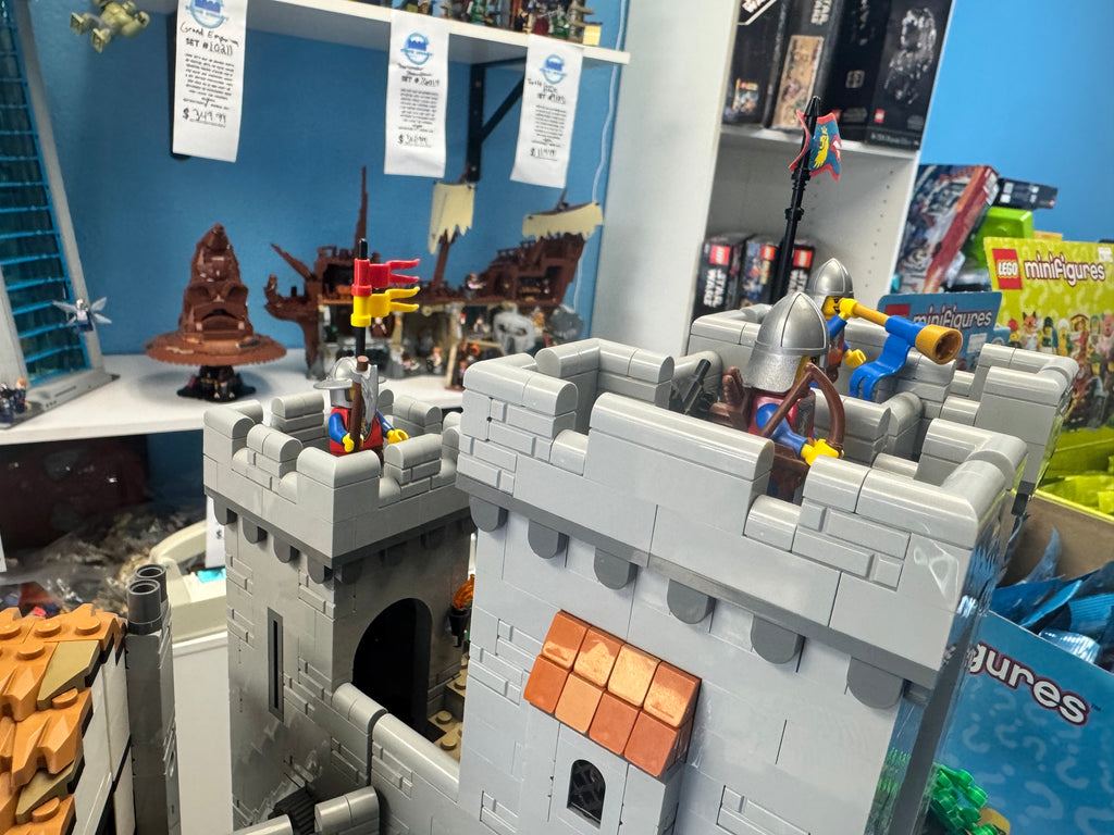 10305 The Lion Knights Castle *MISSING 2 FIGS* - Used
