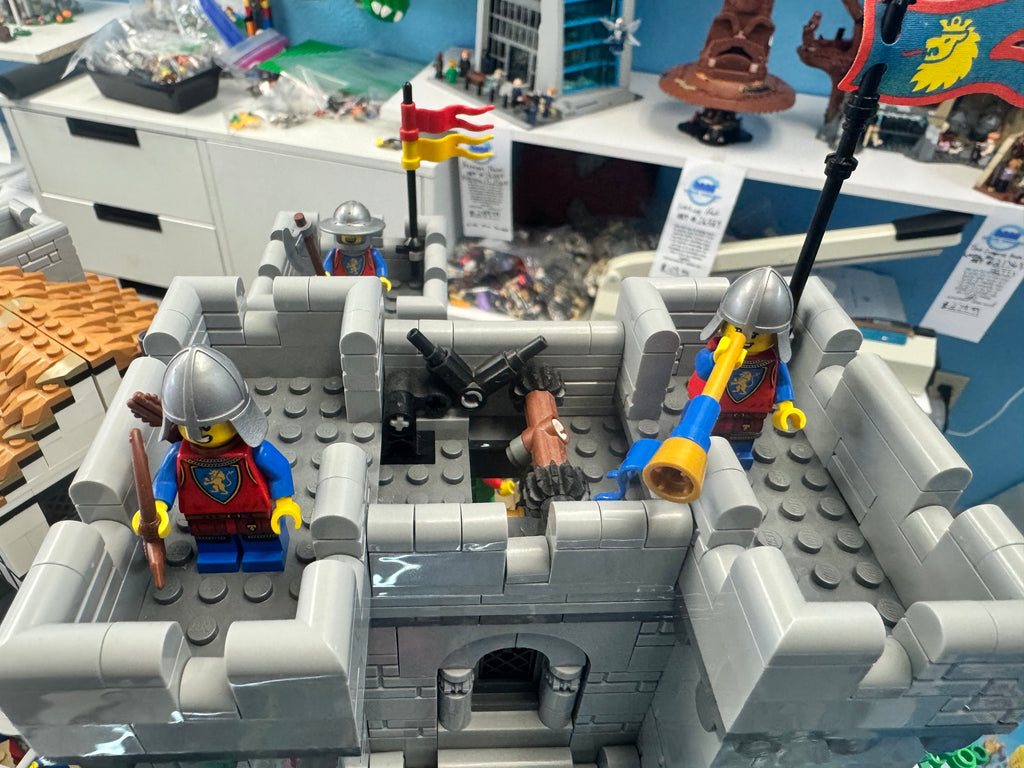 10305 The Lion Knights Castle *MISSING 2 FIGS* - Used