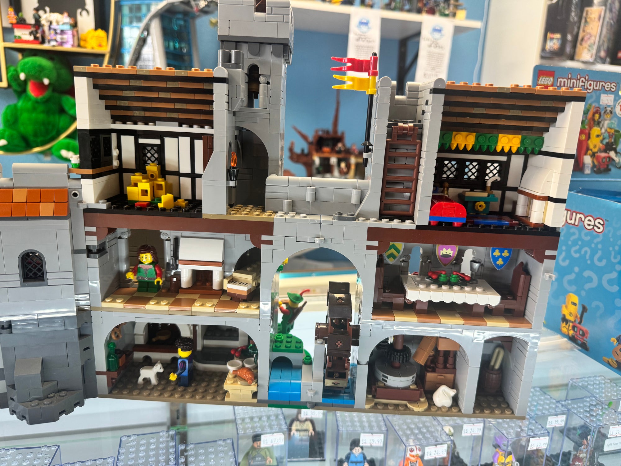 10305 The Lion Knights Castle *MISSING 2 FIGS* - Used