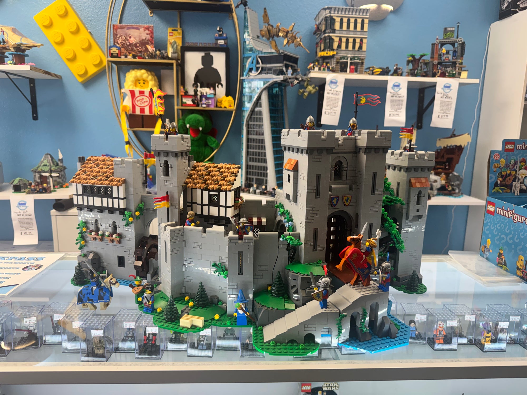 10305 The Lion Knights Castle *MISSING 2 FIGS* - Used