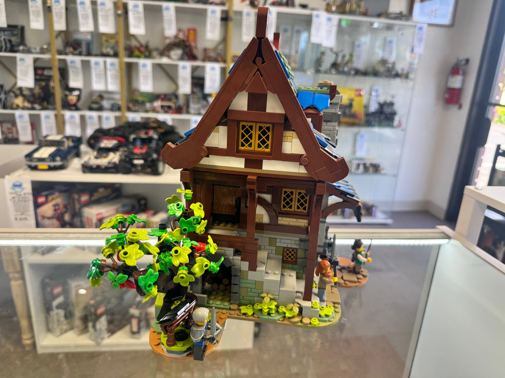 21325 Medieval Blacksmith *MISSING 1 fig* - Used