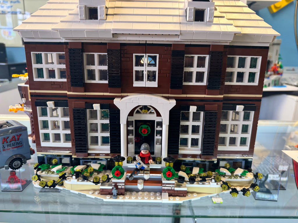 21330 Home Alone House *MISSING 4 Figs* - Used