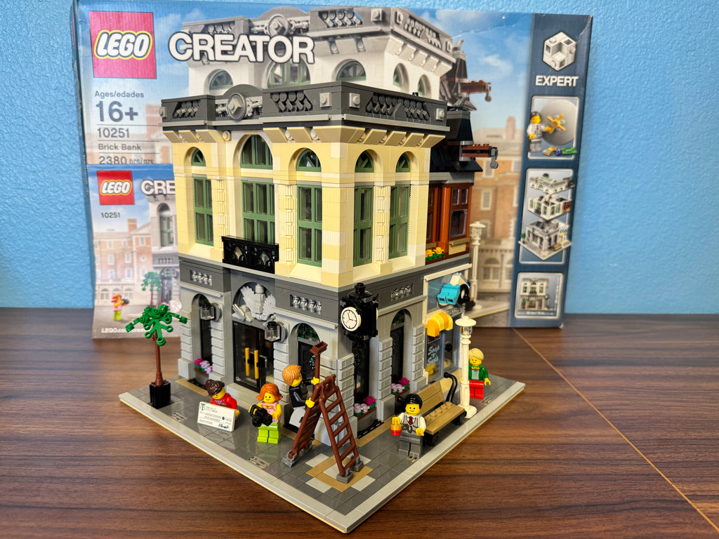 10251 Creator Modular Brick Bank *Yellowing* - Used