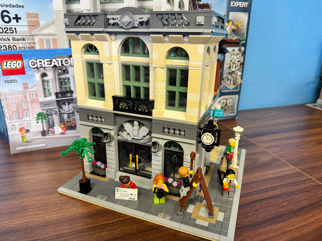 10251 Creator Modular Brick Bank *Yellowing* - Used