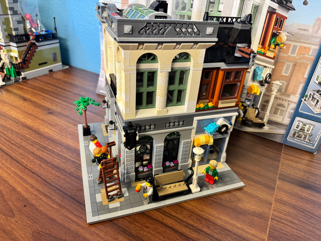 10251 Creator Modular Brick Bank *Yellowing* - Used