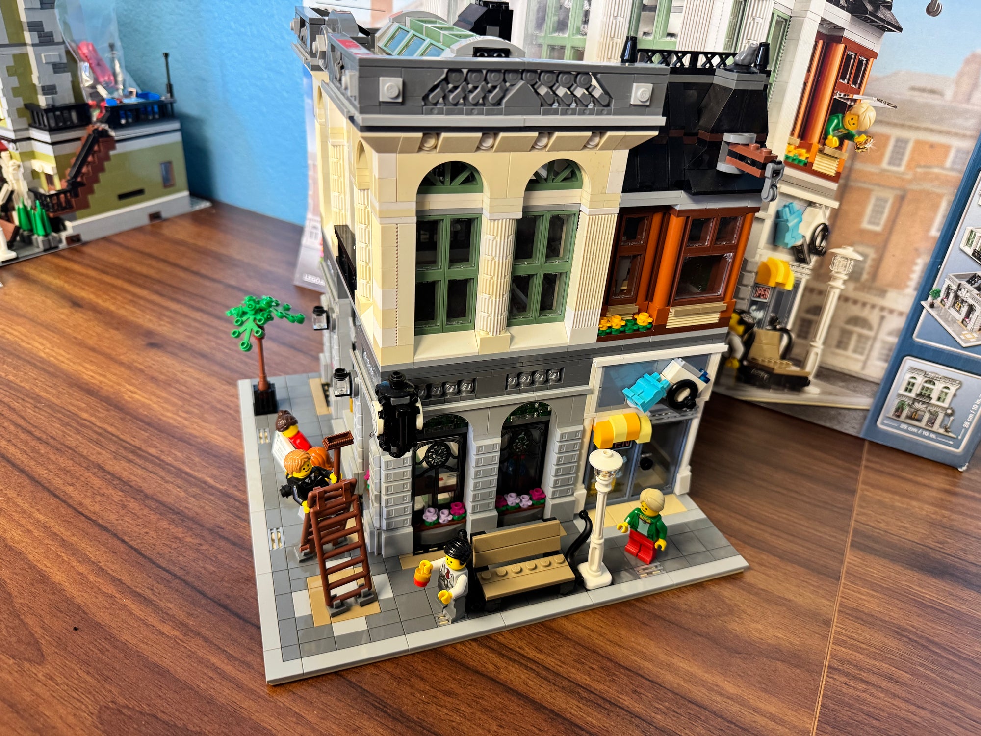 10251 Creator Modular Brick Bank *Yellowing* - Used