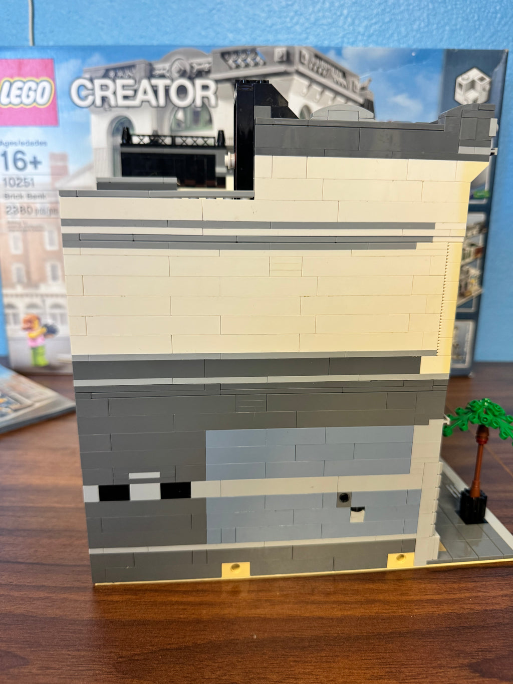 10251 Creator Modular Brick Bank *Yellowing* - Used