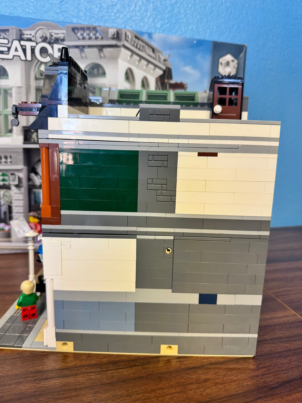 10251 Creator Modular Brick Bank *Yellowing* - Used