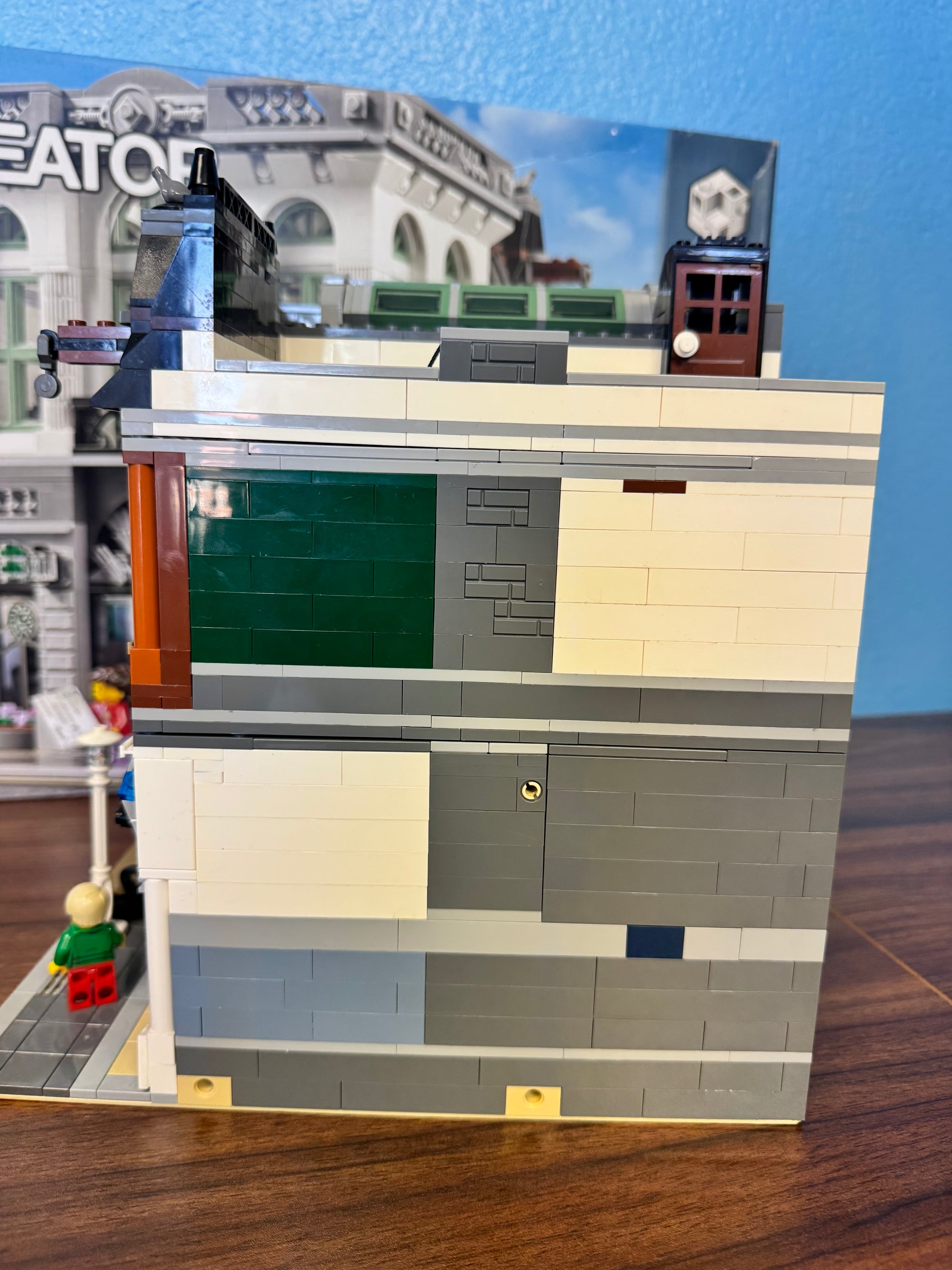 10251 Creator Modular Brick Bank *Yellowing* - Used