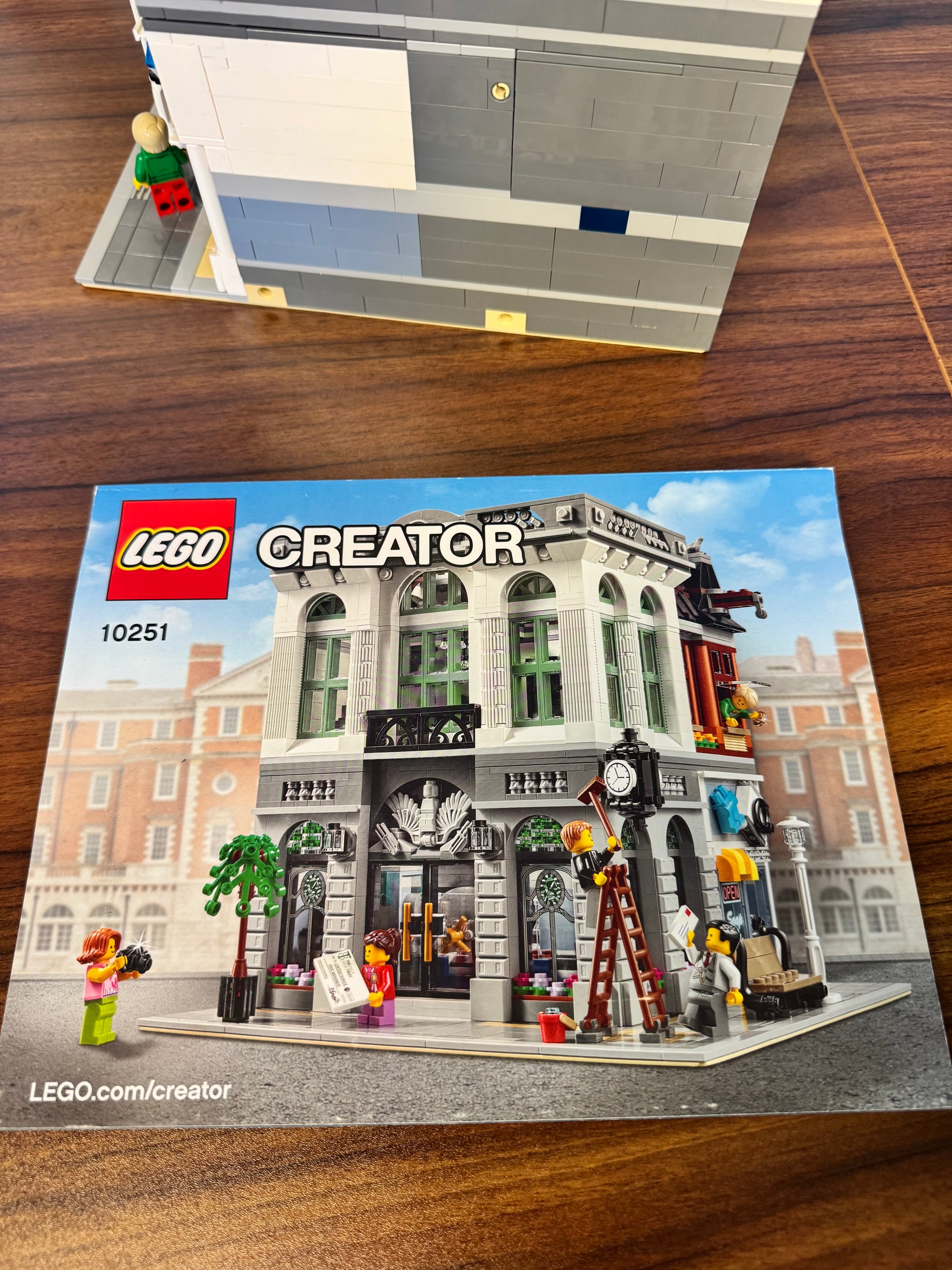 10251 Creator Modular Brick Bank *Yellowing* - Used