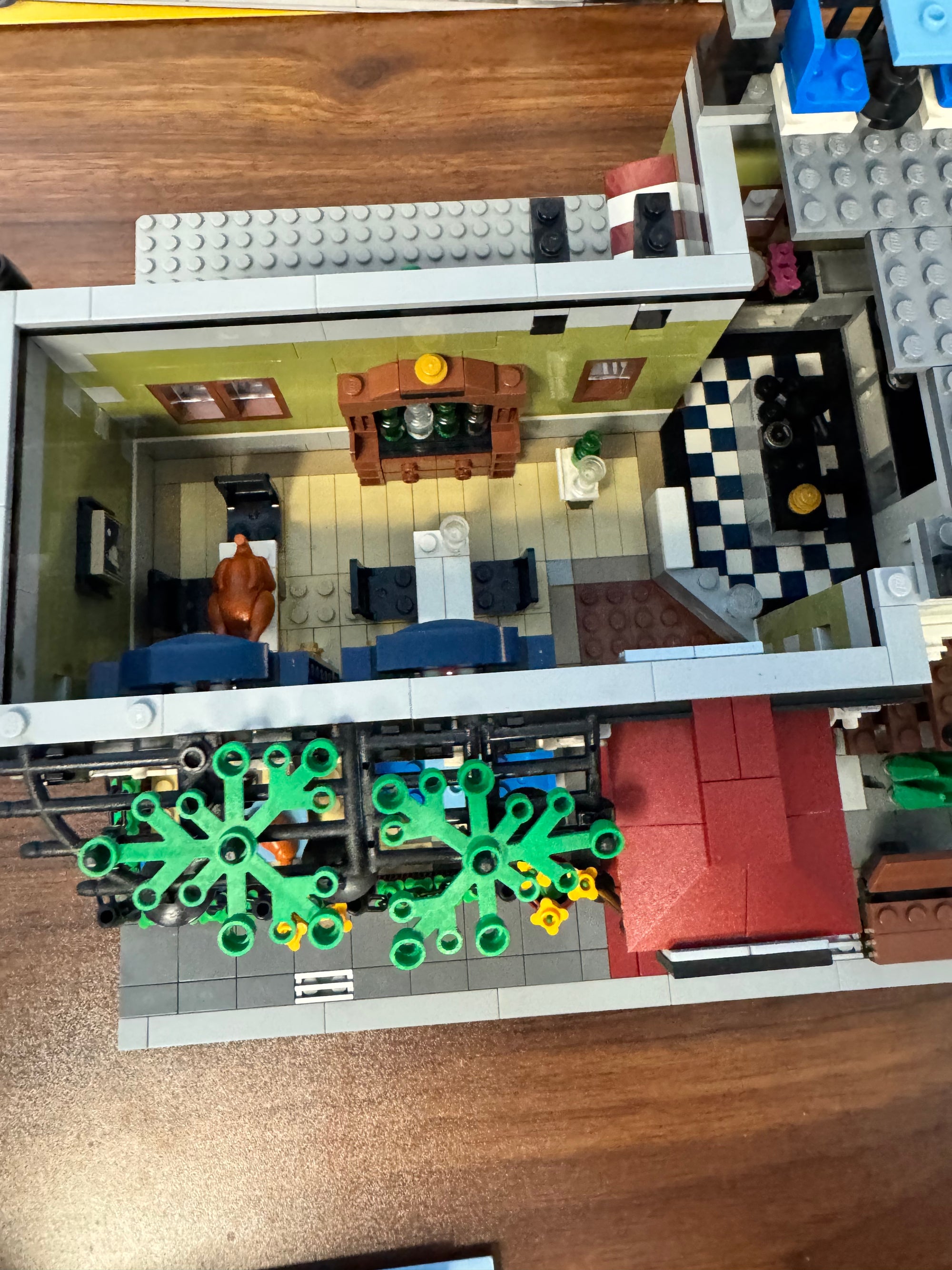 10243 Creator Modular Parisian Restaurant *Some Yellowing* - Used