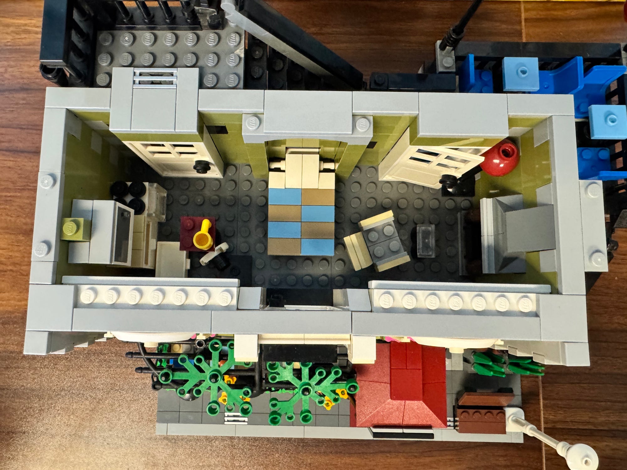 10243 Creator Modular Parisian Restaurant *Some Yellowing* - Used