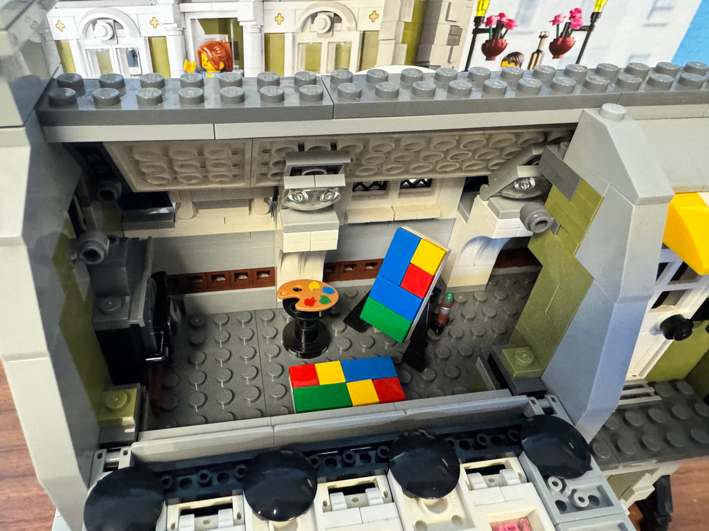 10243 Creator Modular Parisian Restaurant *Some Yellowing* - Used