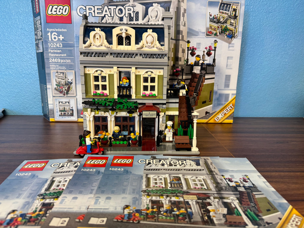 10243 Creator Modular Parisian Restaurant *Some Yellowing* - Used
