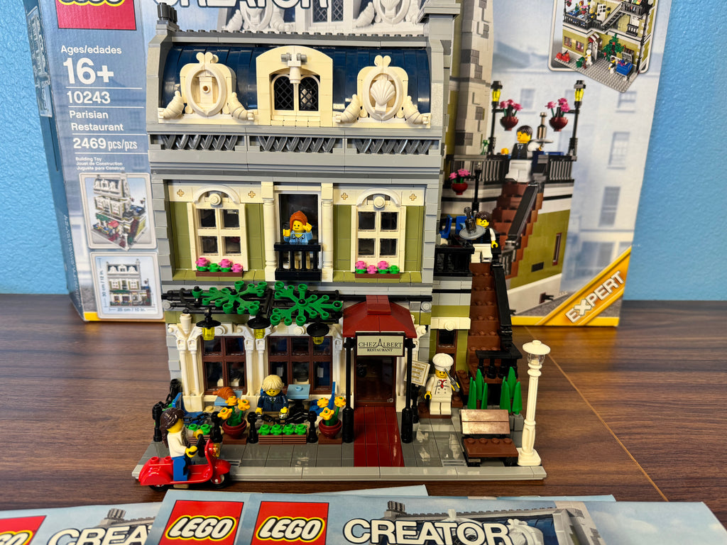 10243 Creator Modular Parisian Restaurant *Some Yellowing* - Used