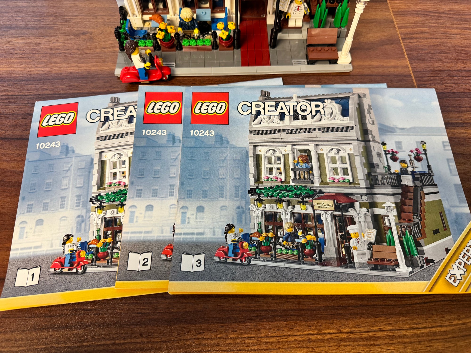 10243 Creator Modular Parisian Restaurant *Some Yellowing* - Used