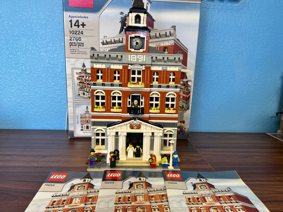 10224 Creator Modular Town Hall - Used