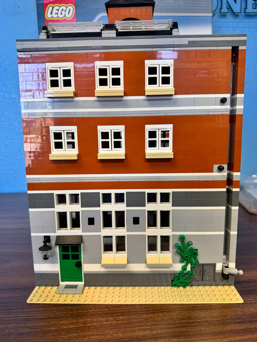 10224 Creator Modular Town Hall - Used