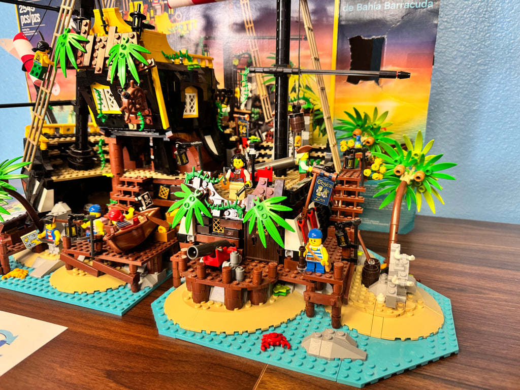 21322 Pirates Barracuda Bay Ship Island - Used