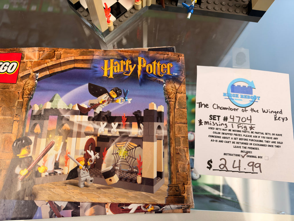 4704 The Chamber Of The Wizard Keys *Misssing 1 fig* - Used