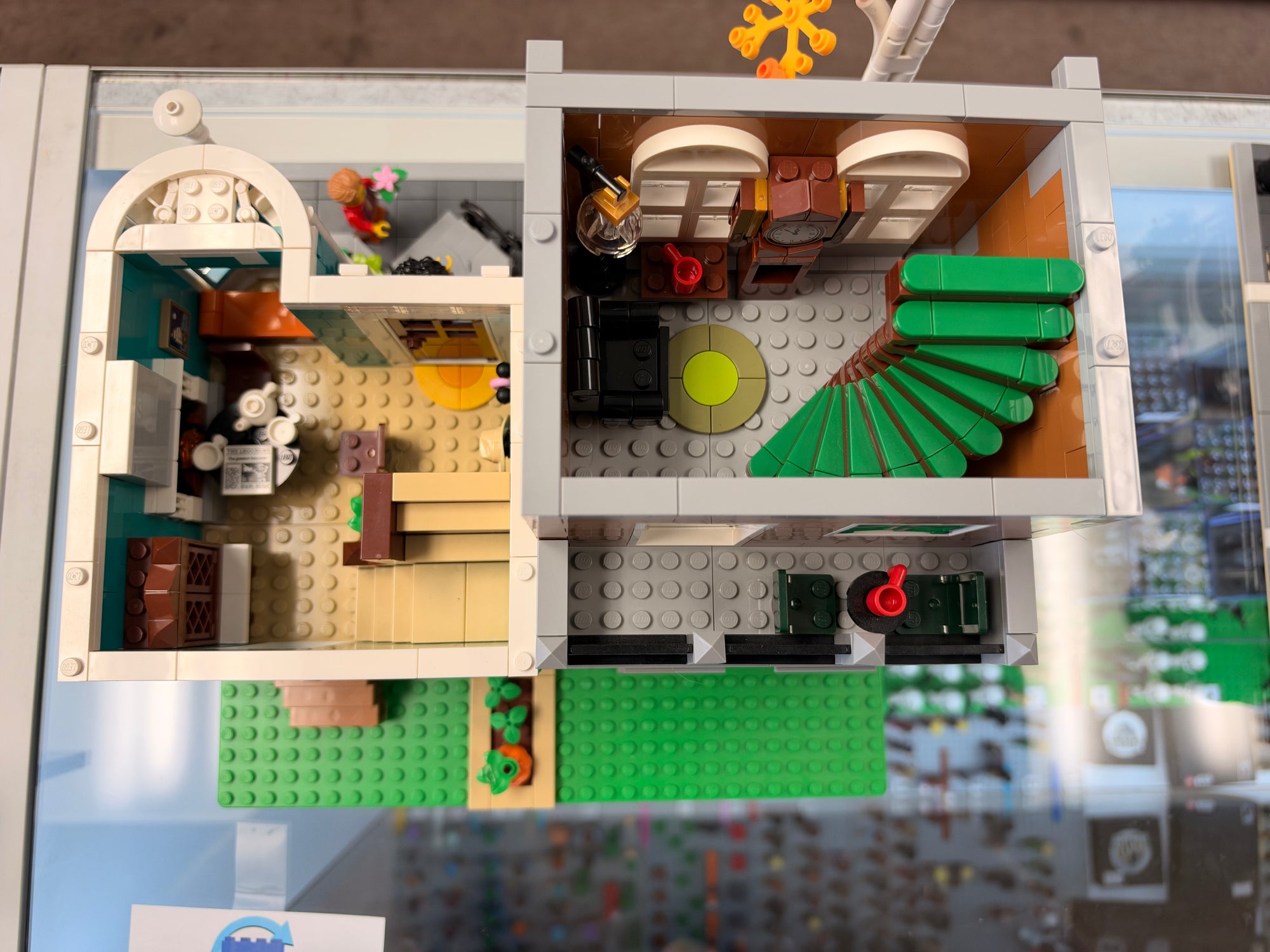 10270 Creator Modular Bookshop *Missing 1 fig* - Used